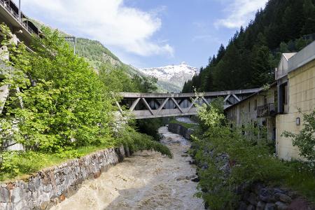 Das Wasser der Lonza rauscht wieder im unteren Tal. 