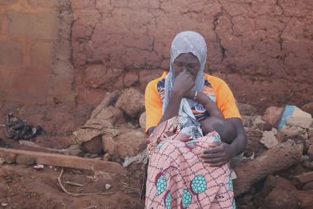 Eine Frau in der nigerianischen Stadt Mokwa, in der ein Unwetter schwere Zerstörungen angerichtet hat.