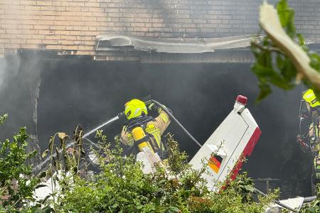 Nach dem Absturz hatte die Feuerwehr das Feuer schnell unter Kontrolle 