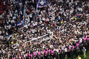 Platzsturm: PSG-Fans ramponieren Tor und Rasen