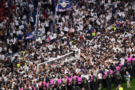 Platzsturm: PSG-Fans ramponieren Tor und Rasen