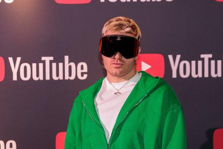Je dicker die Brille desto cooler? Rapper Ski Aggu ist bekannt für seine Skibrille. Diesen Sommer werden Sie womöglich viele Leute mit Ski-, Masken, Shield- oder Biker-Brillen sehen. Dezent ist out.