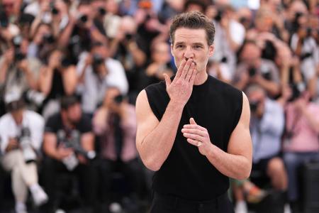 Tanktop auf dem roten Teppich in Cannes: kein Problem für Pedro Pascal (