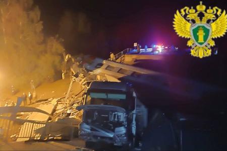 In der russischen Region Brjansk entgleiste in der Nacht ein Zug, nach Behördenangaben gab es Tote und zahlreiche Verletzte. In der russischen Region Brjansk entgleiste in der Nacht ein Zug, nach Behördenangaben gab es Tote und zahlreiche Verletzte.