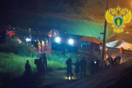 Infolge des Einsturzes einer Straßenbrücke entgleiste ein Zug in der russischen Region Brjansk.