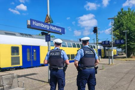 Eine Streife der Bundespolizei am Bahnsteig am Bahnhof Harburg-
Quelle Symbolfoto: Bundespolizeiinspektion Hamburg- Eine Streife der Bundespolizei am Bahnsteig am Bahnhof Harburg-
Quelle Symbolfoto: Bundespolizeiinspektion Hamburg-