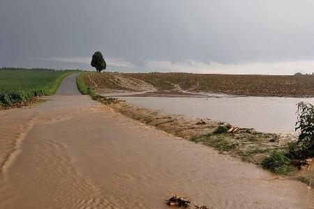 Im ganzen Land sind Einsatzkräfte wegen der Unwetter ausgerückt.