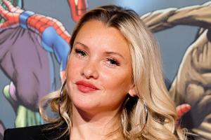 Evelyn Burdecki steht für "Das Traumschiff" vor der Kamera