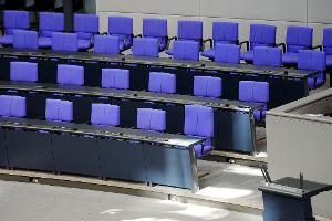 Klöckner bemängelt "sehr schwach" besetzte Regierungsbank