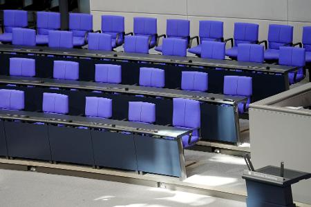 Die Regierungsbank bleibt zu oft leer, bemängelt Bundestagspräsidentin Julia Klöckner in einem Brief. (Archivbild) Die Regierungsbank bleibt zu oft leer, bemängelt Bundestagspräsidentin Julia Klöckner in einem Brief. (Archivbild)