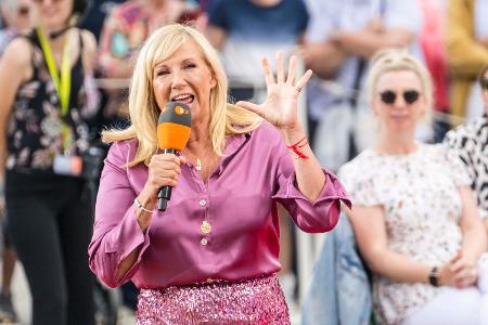 Malheur im "Fernsehgarten": Moderatorin Andrea Kiewel geht baden