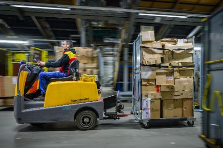 Pakete in einem DHL-Zentrum - manche Sendung wird künftig teurer. Pakete in einem DHL-Zentrum - manche Sendung wird künftig teurer.