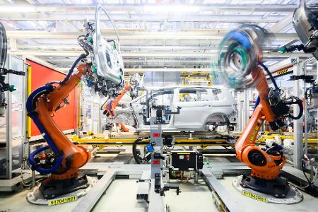 Die Autoindustrie ist ein wichtiger Abnehmer für Robotik und Automatisierung - und derzeit in einer Schwächephase. (Archivbild)