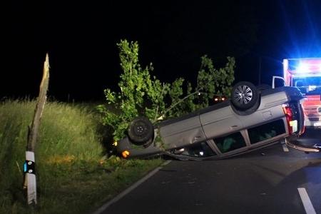 Der Volvo kam von der Straße ab, kollidierte mit einem Baum und überschlug sich.
Foto: Polizei Minden-Lübbecke Der Volvo kam von der Straße ab, kollidierte mit einem Baum und überschlug sich.
Foto: Polizei Minden-Lübbecke
