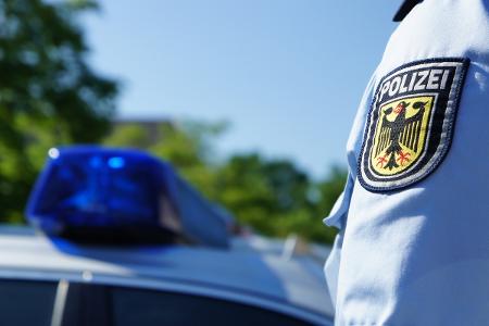 Die Garmisch-Partenkirchner Bundespolizei beschuldigt zwei Italiener, mehrere Südamerikaner eingeschleust zu haben. Die Garmisch-Partenkirchner Bundespolizei beschuldigt zwei Italiener, mehrere Südamerikaner eingeschleust zu haben.