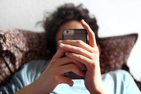 Nur ein Viertel der Internet-Nutzer in Deutschland traut sich zu, Falschinformationen im Netz zu erkennen. Nur ein Viertel der Internet-Nutzer in Deutschland traut sich zu, Falschinformationen im Netz zu erkennen.