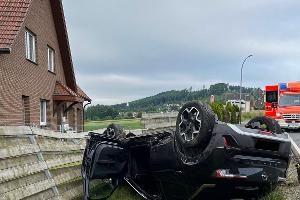 Auto überschlägt sich nach Unfall