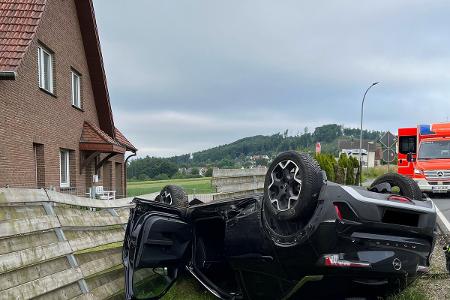 Nach der Kollision überschlug sich der Opel und kam an einem Zaun zum Stehen.
Foto: Polizei Minden-Lübbecke Nach der Kollision überschlug sich der Opel und kam an einem Zaun zum Stehen.
Foto: Polizei Minden-Lübbecke