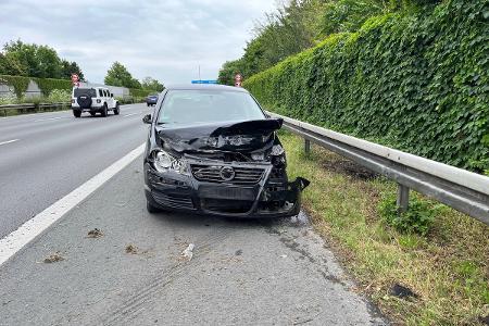 PKW auf Seitenstreifen PKW auf Seitenstreifen