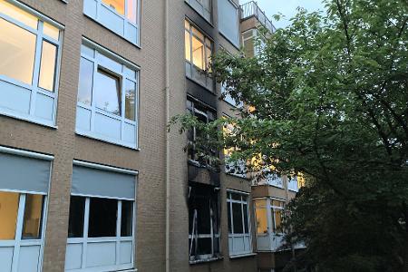 Das Feuer in dem Hamburger Krankenhaus wurde wohl absichtlich gelegt. Ein Patient hat ersten Erkenntnissen zufolge sein Kissen in Brand gesteckt. Das Feuer in dem Hamburger Krankenhaus wurde wohl absichtlich gelegt. Ein Patient hat ersten Erkenntnissen zufolge sein Kissen in Brand gesteckt.