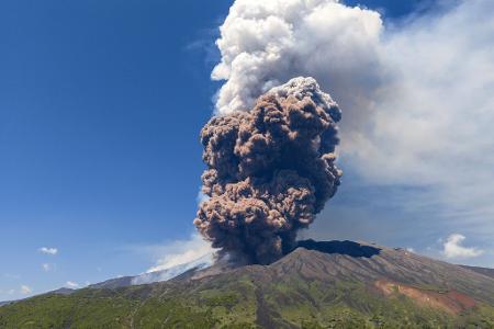 Der etwa 3.350 Meter hohe Ätna bricht mehrmals im Jahr aus und wird von Fachleuten ständig überwacht. Der etwa 3.350 Meter hohe Ätna bricht mehrmals im Jahr aus und wird von Fachleuten ständig überwacht.