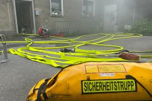 Kellerbrand- sechs Personen retten sich durch verqualmten Treppenraum