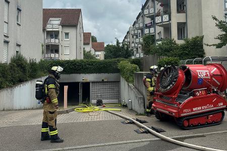 PKW Brand in Tiefgarage - Entlüftungsgerät im Einsatz. Bildquelle: Feuerwehr Stuttgart PKW Brand in Tiefgarage - Entlüftungsgerät im Einsatz. Bildquelle: Feuerwehr Stuttgart