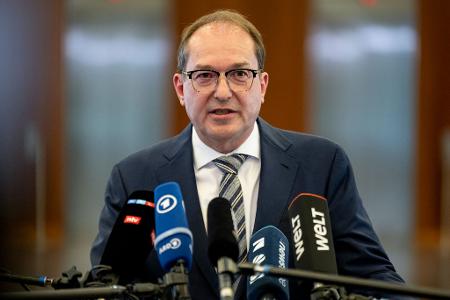 Wenige Stunden nach der Veröffentlichung der Entscheidung des Berliner Verwaltungsgerichts tritt Bundesinnenminister Alexander Dobrindt (CSU) in Berlin vor die Presse. Wenige Stunden nach der Veröffentlichung der Entscheidung des Berliner Verwaltungsgerichts tritt Bundesinnenminister Alexander Dobrindt (CSU) in Berlin vor die Presse.