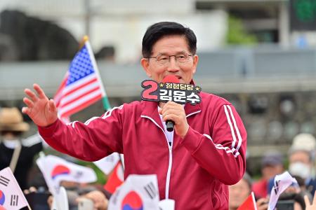 In Umfragen vor der vorgezogenen Präsidentschaftswahl in Südkorea auf Platz 2: Der Konservative Kim Moon Soo. 
