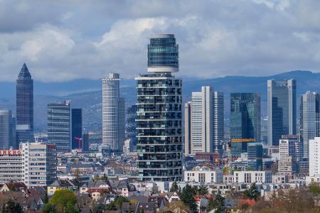 Der Neue Henninger-Turm, ein Wohnhochhaus, im Frankfurter Süden. (Archivbild)