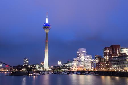 Der Rheinturm prägt die Düsseldorfer Skyline. (Archivbild)