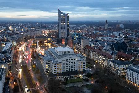 Leipzig: Blick auf die Oper und den dahinterliegenden Augustusplatz mit dem City-Hochhaus. (Archivbild)