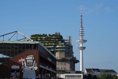 Hamburg: Blick auf den begrünten St.-Pauli-Hochbunker auf dem Heiligengeistfeld.