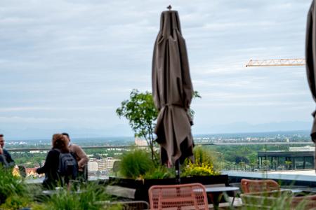 Wenn das Wetter gut ist, dann sieht man sogar die Berge von der Rooftop-Bar des 