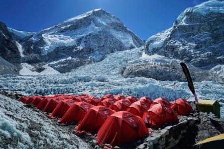Im Everest Basislager warten Bergsteiger auf eine gute Gelegenheit zum Aufstieg.