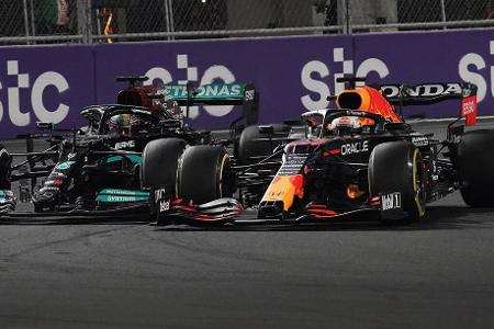 Saudi-GP 2021: Verstappen gegen Lewis Hamilton II - Beim Nacht-Spektakel in Dschidda drängt Verstappen seinen Titelrivalen in Kurve 1 immer wieder raus. Nach einer Safety-Car-Phase bremst er derart plötzlich ab, dass ihn der Brite am Heck trifft und nur mit Müh und Not Schlimmeres verhindert. Mercedes-Boss Toto Wolff wittert 'Brake Testing' und ist außer sich. Hamilton revanchiert sich auf der Strecke und gewinnt.