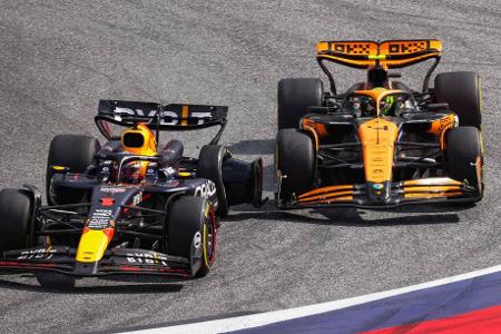 Österreich-GP 2024: Verstappen gegen Lando Norris - In Spielberg kocht das Duell der PS-Kumpels erstmals über. Lando Norris versucht im Kampf um den Sieg vor der Remus-Spitzkehre außen an Verstappen vorbei zu kommen - der knallt die Tür kompromisslos zu! Beide fangen sich einen Plattfuß ein. Norris muss später sogar aufgeben, Verstappen kassiert eine 10-Sekunden-Strafe und wird nur Fünfter.