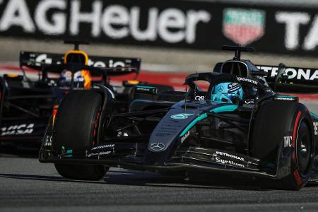 Spanien-GP 2025: Verstappen gegen George Russell - Den Mercedes-Piloten kann Verstappen nicht riechen - das ist bekannt. Erschreckend ist es dennoch, wie dem Weltmeister kurz vor Rennende die Sicherungen durchbrennen. Zunächst scheint es, als befolge er die Aufforderung seiner Box, Russell vorbeizulassen und verlangsamt - dann lenkt er sein Auto mit voller Absicht in den Silberpfeil. Verstappen kann froh sein, dass er für den Rammstoß nur eine 10-Sekunde-Strafe kassiert.