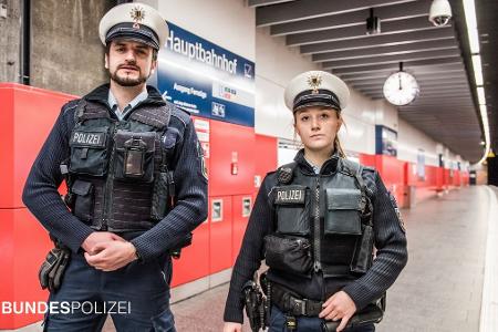 Immer wieder muss die Bundespolizei im Münchner Hauptbahnhof wegen untereinander streitender, teils auch tätlich werdender, vulnerabler Gruppen einschreiten - oft bleibt die Ursache unbekannt. Immer wieder muss die Bundespolizei im Münchner Hauptbahnhof wegen untereinander streitender, teils auch tätlich werdender, vulnerabler Gruppen einschreiten - oft bleibt die Ursache unbekannt.