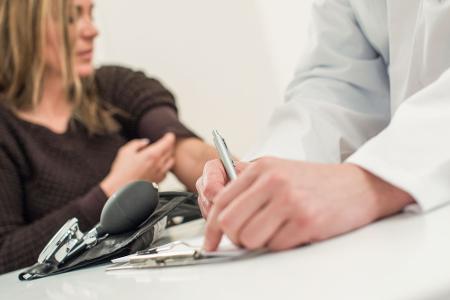 Vom Arzt nicht ernst genommen? Frauen erleben das häufiger