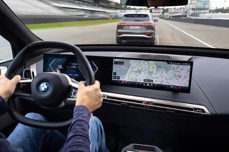BMW IX 50, Cockpit + Fahrer