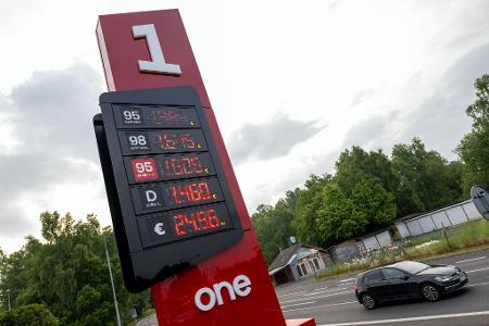 An dieser Tankstelle in Tschechien ist auch der Wechselkurs von Euro zu Kronen angegeben.