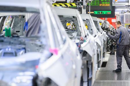 VW-Produktion in Wolfsburg: VW will bis 2030 deutschlandweit jede vierte Stelle streichen. (Archivfoto) VW-Produktion in Wolfsburg: VW will bis 2030 deutschlandweit jede vierte Stelle streichen. (Archivfoto)