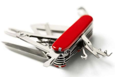 Schweizer Taschenmesser oder Leatherman, mit einem Multifunktionswerkzeug lässt sich viel schnell erledigen.