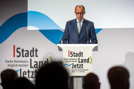 Bundeskanzler Friedrich Merz (CDU) äußert sich beim Kommunalkongress des Deutschen Städte- und Gemeindebundes auch zur Gerichtsentscheidung, die Zweifel an der Rechtmäßigkeit des Vorgehens der Bundesregierung an den Grenzen anführt. 