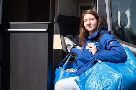 Ikea-Zubehör für den Campingbus wird in den Bus getragen
