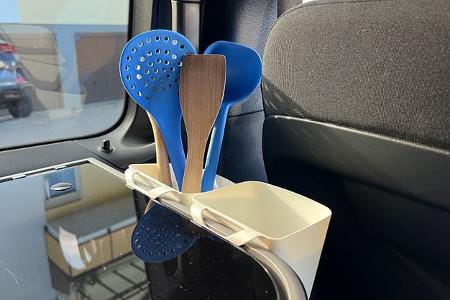 Praktische Ikea-Artikel werden in einem Pössl Campstar ausprobiert
