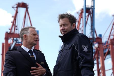 Zollpräsident Rolfink und Finanzminister Klingbeil (r) sind auf einem Schiff durch den Hamburger Hafen gefahren. Zollpräsident Rolfink und Finanzminister Klingbeil (r) sind auf einem Schiff durch den Hamburger Hafen gefahren.