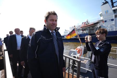 Finanzminister Klingbeil hat in Hamburg die Zoll-Jahresbilanz vorgestellt. 
