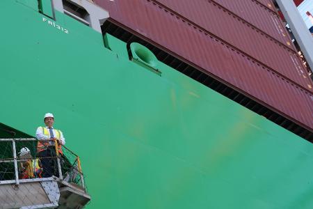 Finanzminister Klingbeil begleitet in Hamburg Zollbeamte an Bord eines Containerschiffs. 